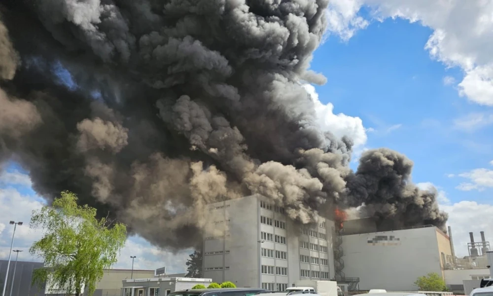 Βερολίνο: Ανησυχία επικρατεί λόγω τοξικών καπνών που προκλήθηκαν από φωτιά σε εργοστάσιο μετάλλων (Βίντεο)